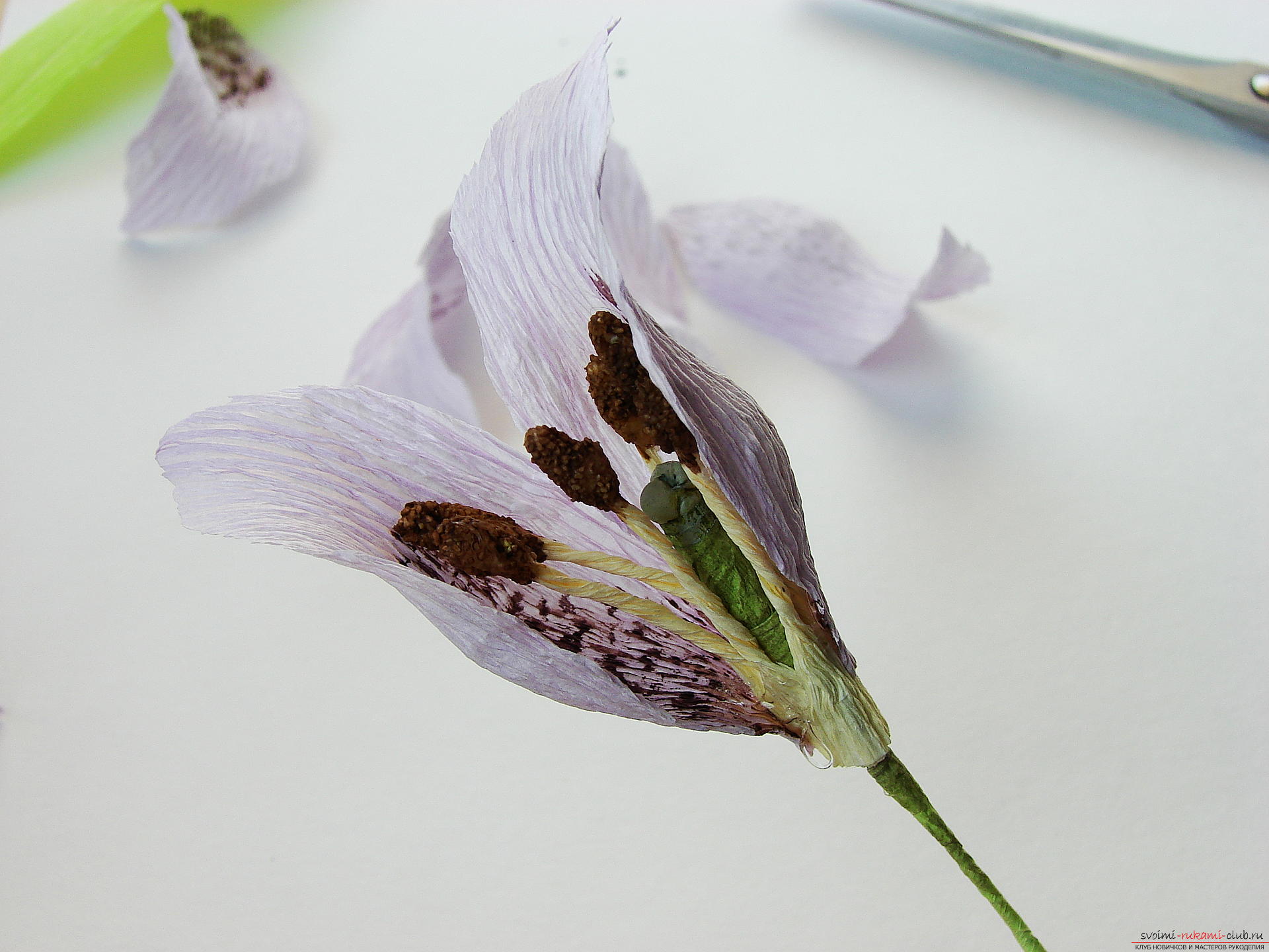 Мастер-класс научит как сделать гофрированные цветы своими руками – лилии из гофрированной бумаги.. Фото №29